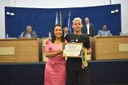 Edervânia Malta entrega Moção a campeão brasileiro de salto em distância